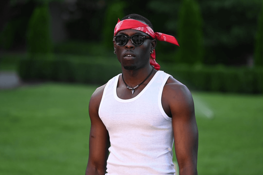 King Baba portant une tenue de la collection